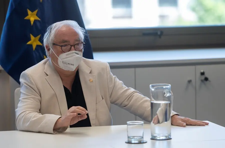 Archivo - El ministro de Universidades, Manuel Castells, durante una entrevista para Europa Press en la sede del Ministerio este mes de julio