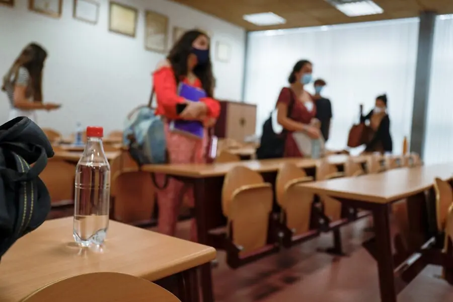 Archivo - Un grupo de estudiantes en la convocatoria extraordinaria de la Evaluaci&oacute;n del Bachillerato para el Acceso a la Universidad (EBAU) en julio de este a&ntilde;o