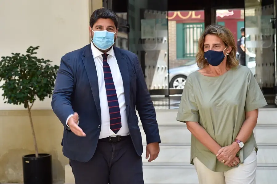 La ministra para la Transici&oacute;n Ecol&oacute;gica y el Reto Demogr&aacute;fico, Teresa Ribera, y el presidente de la Regi&oacute;n de Murcia, Fernando L&oacute;pez Miras, durante su encuentro el 25 de agosto en el Palacio de San Esteban para abordar el estado del Mar Menor