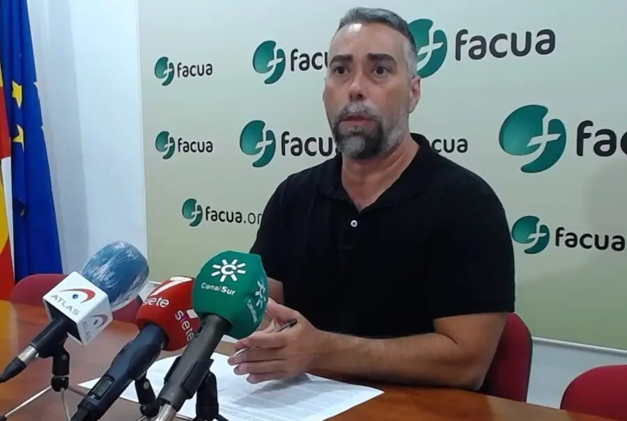 El portavoz de Facua, Rub&eacute;n S&aacute;nchez, en la rueda de prensa celebrada el d&iacute;a 31 de agosto en Sevilla