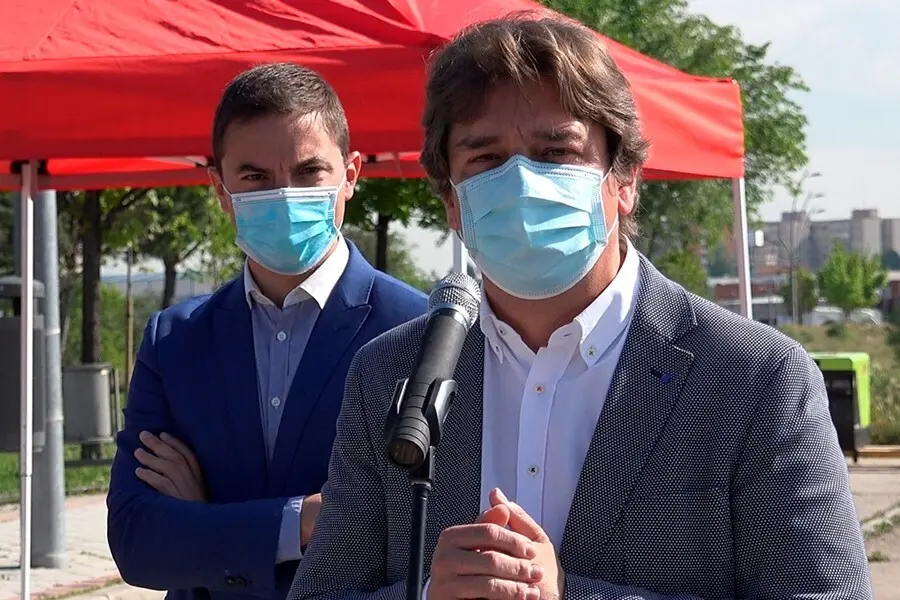 Archivo - El alcalde de Fuenlabrada, Javier Ayala (PSOE), y detr&aacute;s Juan Lobato,otro precandidato 
