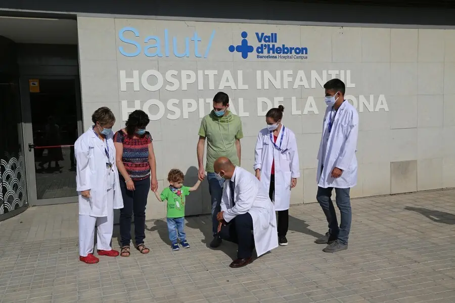 El receptor del &oacute;rgano y su familia con personal del Hospital Vall d'Hebron de Barcelona