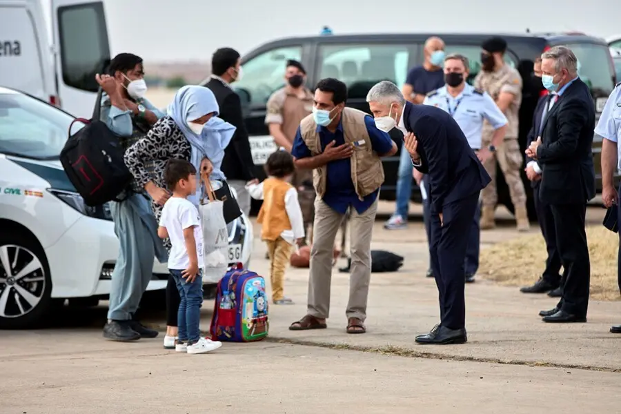 El ministro de Interior, Fernando Grande-Marlaska, saluda a un ni&ntilde;o refugiado en la base a&eacute;rea de Torrej&oacute;n de Ardoz el pasado 24 de agosto 