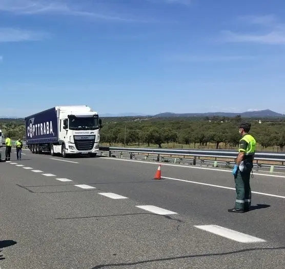 Imagen de archivo de un guardia civil junto a un cami&oacute;n