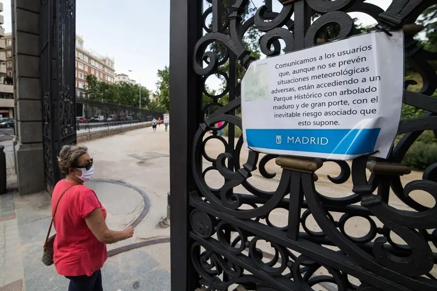 Archivo - Una mujer entra al Parque de El Retiro 