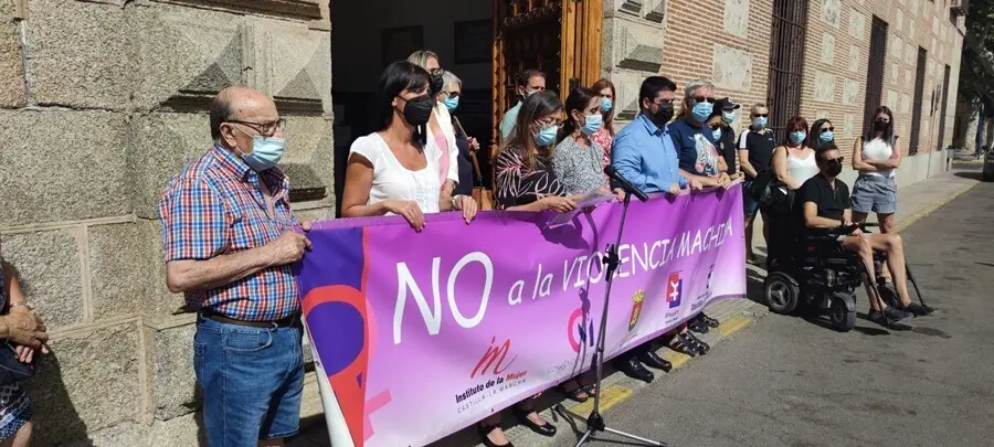 El manifiesto del minuto de silencio en el Ayuntamiento de Talavera recuerda a los menores, v&iacute;ctimas directas de la violencia de g&eacute;nero.