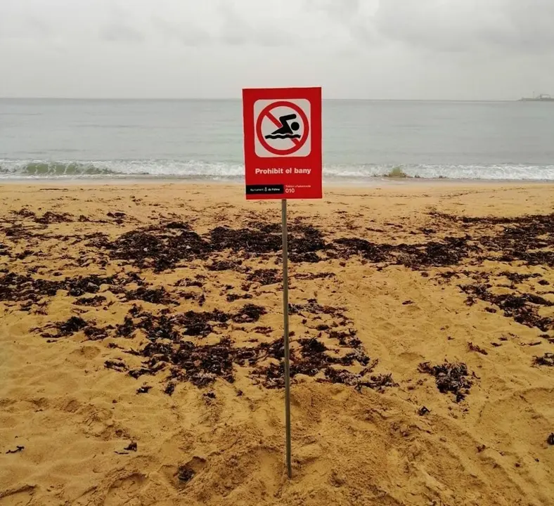 Archivo - Un cartel de prohibici&oacute;n de ba&ntilde;o en Can Pere Antoni.