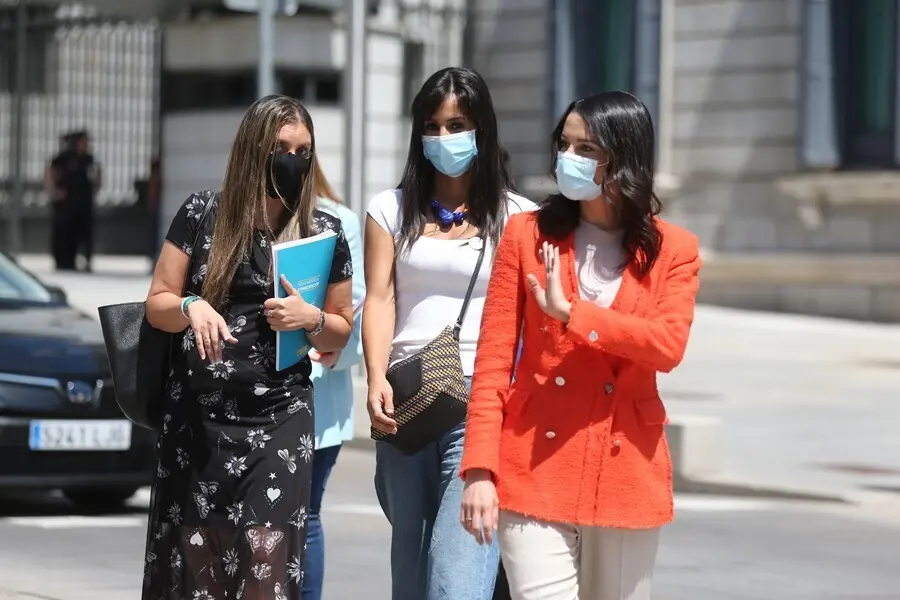 Archivo - La presidenta de Ciudadanos, In&eacute;s Arrimadas, junto a la vicealcaldesa de Madrid, Bego&ntilde;a Villac&iacute;s, y la diputada de Cs en el Congreso Sara Gim&eacute;nez.