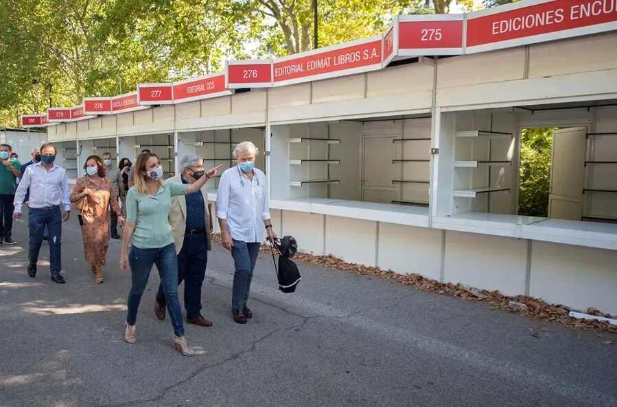 El director de la Feria del Libro, Manuel Gil (c), y la delegada de Cultura, Turismo y Deporte, Andrea Levy, conversan durante su visita al montaje de la 80 edici&oacute;n de la Feria del Libro de Madrid, a 31 de agosto de 2021, en El Retiro, Madrid, (Espa&ntilde;a). 