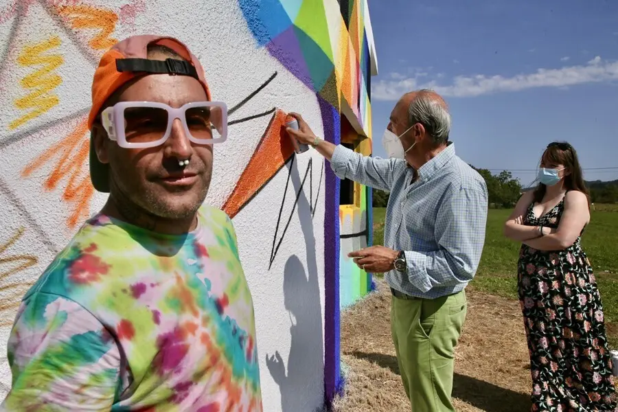 Okuda inicia los trabajos de pintura de seis silos ganaderos.