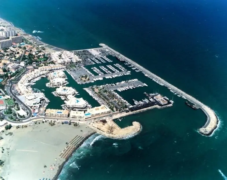 Archivo - Puerto deportivo de Benalm&aacute;dena en una imagen de archivo 