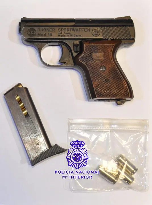 Pistola detonadora ocupada a los tres detenidos.