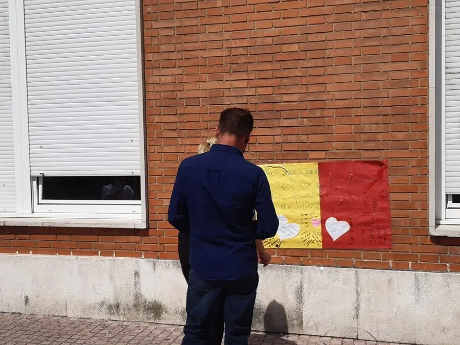 Familiares del joven agredido en Amorebieta ante el cartel de apoyo que se ha colocado en la fachada del hospital de Cruces, donde permanece ingresado (archivo)