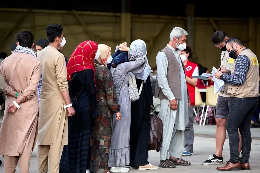 Varios refugiados afganos a su llegada a la base a&eacute;rea de Torrej&oacute;n de Ardoz a 24 de agosto de 2021, en Madrid (Espa&ntilde;a). 