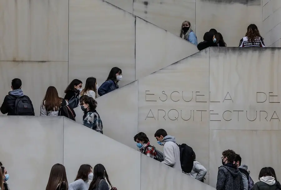Archivo - Varios estudiantes en una facultad de la Universidad Polit&eacute;cnica de Valencia (UPV), en una fotograf&iacute;a tomada el pasado 1 de marzo de este a&ntilde;o