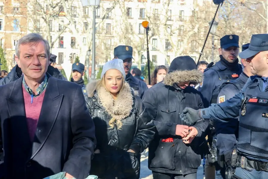 Archivo - La l&iacute;der de Hogar Social Madrid, Melisa Dom&iacute;nguez, en las inmediaciones del Tribunal Supremo, donde, en la zona reservada a los periodistas, ha desplegado una pancarta con la leyenda  'ilegalizaci&oacute;n para quien destruye Espa&ntilde;a'. 