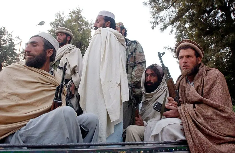 Archivo - Antiguos combatientes talib&aacute;n en Jalalabad