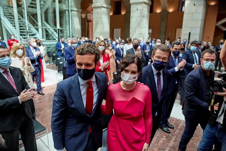 Archivo - El presidente del PP, Pablo Casado y la presidenta de la Comunidad de Madrid, Isabel D&iacute;az Ayuso, posan en el acto de toma de posesi&oacute;n de la presidenta de la Comunidad de Madrid el pasado 19 de junio