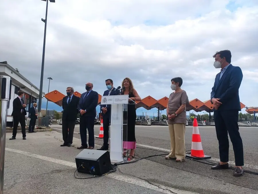 La ministra de Transportes, Movilidad y Agenda Urbana, Raquel S&aacute;nchez, ante el peaje de AP-7 en La Roca del Vall&egrave;s (Barcelona)