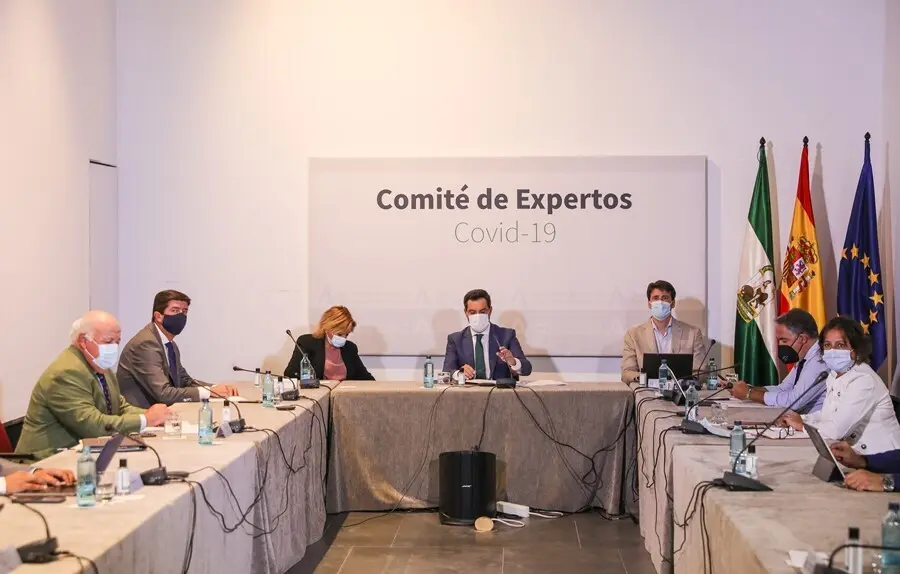 El presidente de la Junta, Juanma Moreno, ha presidido este martes la reuni&oacute;n del Comit&eacute; de Expertos sobre el coronavirus.