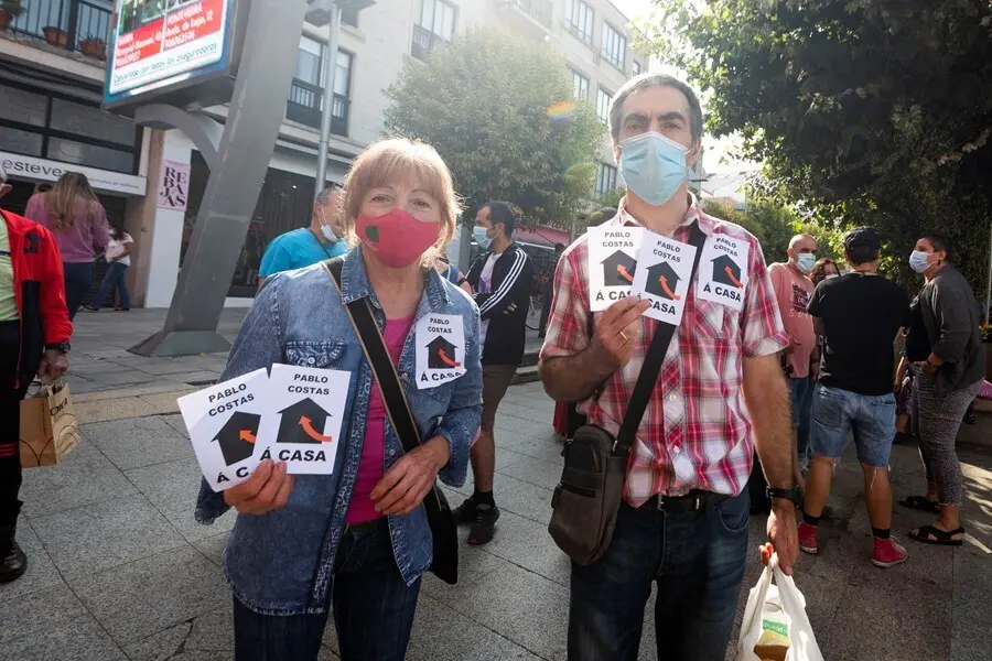 Allegados del marinero gallego Pablo Costas, en una concentraci&oacute;n para exigir su repatriaci&oacute;n tras 11 meses retenido en Yemen bajo una acusaci&oacute;n de supuesta pesca ilegal.