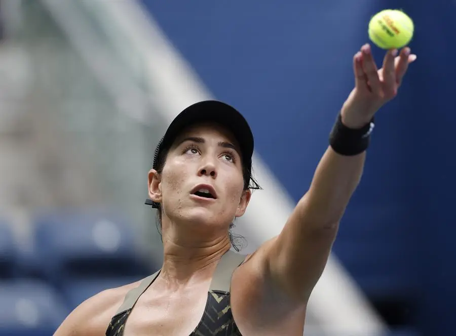 Garbine Muguruza, de Espa&ntilde;a, sirve a Donna Vekic, de Croacia, durante su partido en la primera jornada del Abierto de Tenis de Estados Unidos en el Centro Nacional de Tenis de la USTA en Flushing Meadows, Nueva York, Estados Unidos, el 30 de agosto de 2021. El US Open se celebra del 30 de agosto al 12 de septiembre. (Tenis, Abierto, Croacia, Espa&ntilde;a, Estados Unidos, Nueva York) EFE/EPA/JOHN G. MABANGLO