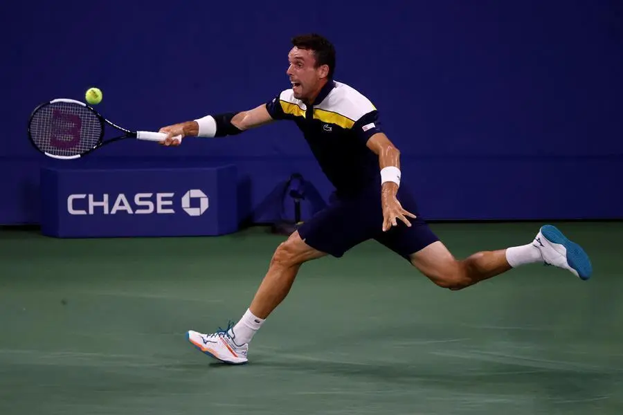 El espa&ntilde;ol Roberto Bautista Agut en acci&oacute;n contra el australiano Nick Kyrgios durante su partido en la primera jornada del Abierto de Tenis de Estados Unidos el Centro Nacional de Tenis de la USTA en Flushing Meadows, Nueva York, Estados Unidos, 30 de agosto de 2021. El US Open se celebra del 30 de agosto al 12 de septiembre. (Tenis, Abierto, Espa&ntilde;a, Estados Unidos, Nueva York) EFE/EPA/JOHN G. MABANGLO