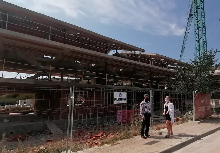 La alcaldesa de Aguilar de Campoo, Mar&iacute;a Jos&eacute; Ortega supervisando las obras. / ALERTA