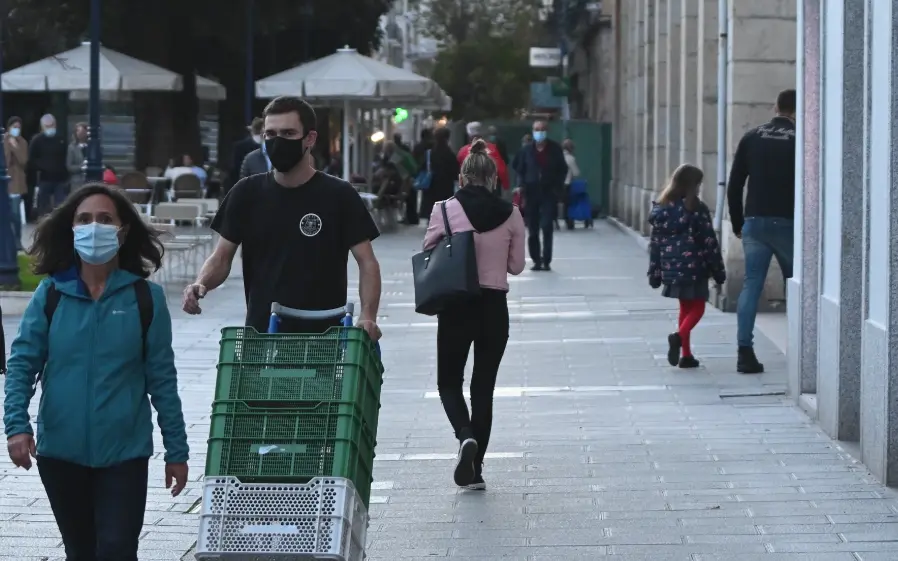 Varias personas con mascarilla por el centro de Santander. / Hardy