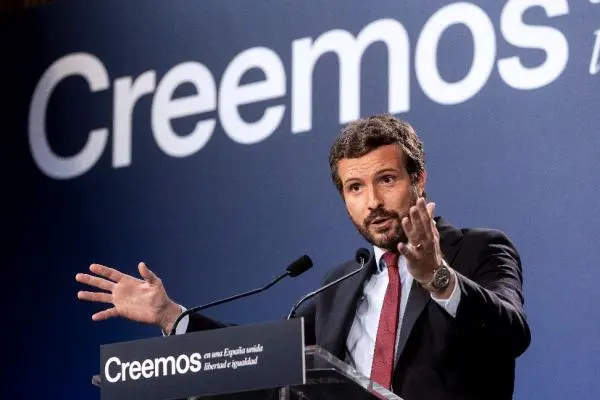 El l&iacute;der del PP, Pablo Casado, durante su intervenci&oacute;n en la mesa redonda "Unidad Nacional y Estado Auton&oacute;mico frente al nacionalismo", en la que han participado representantes de varias entidades constitucionalistas como Sociedad Civil Catalana o Asamblea por una escuela biling&uuml;e. EFE/Quique Garc&iacute;a