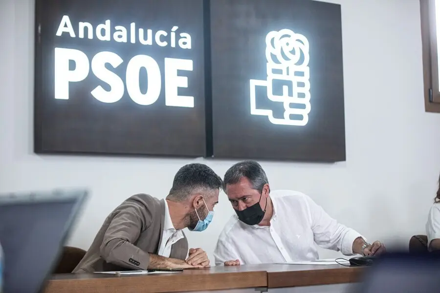 Archivo - El candidato socialista a la Presidencia de la Junta de Andaluc&iacute;a, Juan Espadas (d), junto al socialista Felipe Sicilia (i).