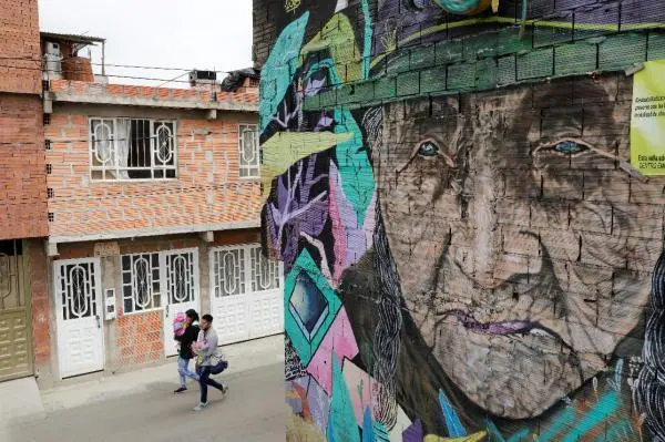 Fotograf&iacute;a del 24 de agosto de 2021 que muestra uno de los murales pintados por el colectivo Bogot&aacute; Colors en la localidad de Ciudad Bol&iacute;var al sur de Bogot&aacute; (Colombia). Los barrios bogotanos Mirador y Para&iacute;so est&aacute;n ubicados en la cima de una monta&ntilde;a y siempre han sido vistos con recelo desde abajo, una raz&oacute;n de peso por la cual sus j&oacute;venes buscan romper con esa imagen a trav&eacute;s del grafiti y de los deportes extremos. EFE/ Carlos Ortega