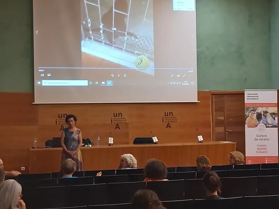 La ponente Mar&iacute;a Victoria Fonseca durante su intervenci&oacute;n en los cursos de verano de la UNIA.
