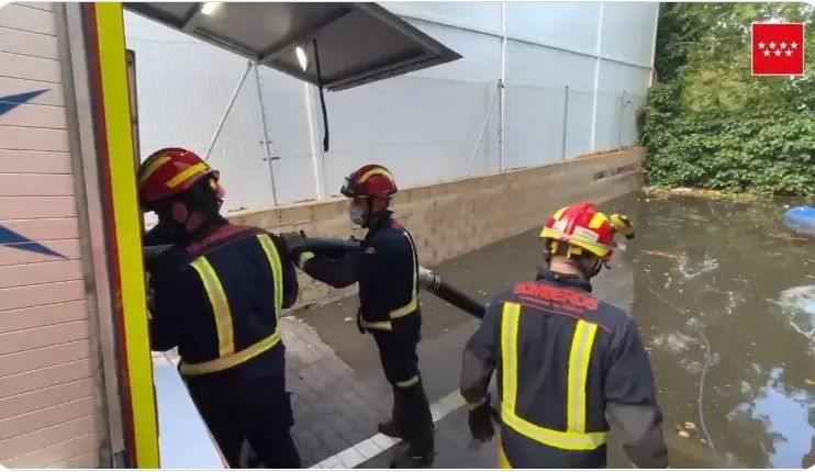 Im&aacute;genes de Bomberos de Comunidad actuando en el s&oacute;tano de una empresa inundada en Rivas-Vaciamadrid