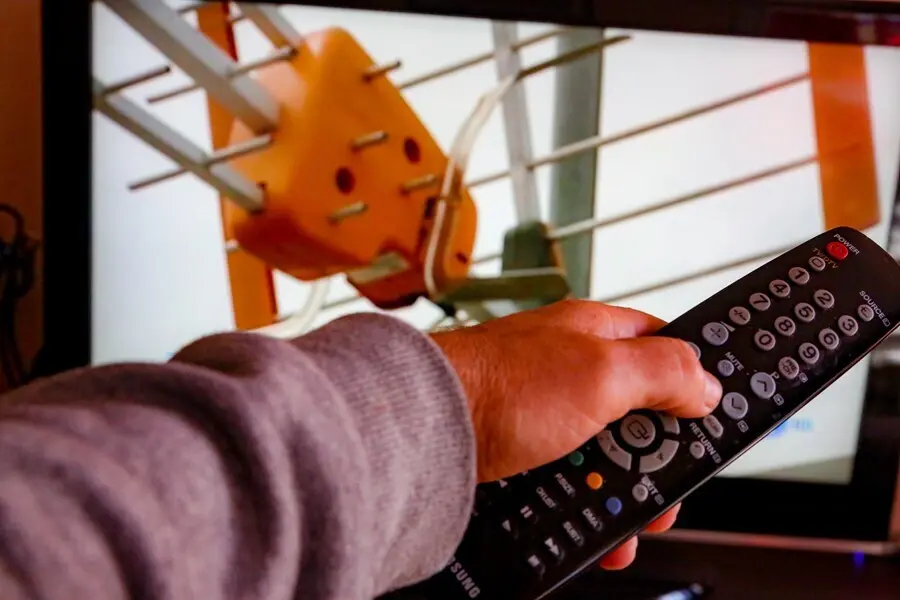 Archivo - Una persona utiliza su mando de la televisi&oacute;n para buscar canales, en Madrid (Espa&ntilde;a), a 7 de octubre de 2020. 