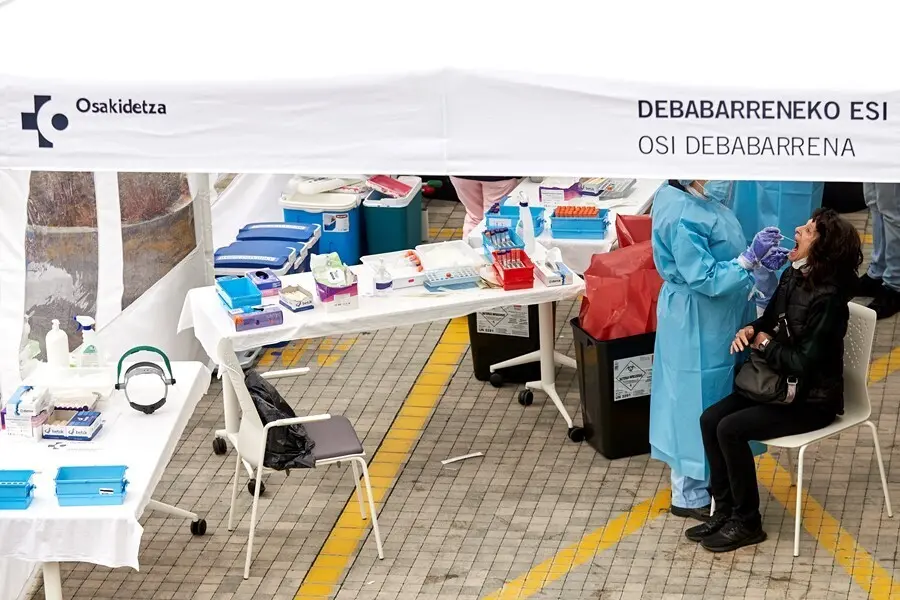 Archivo - Personal de Osakidetza realiza pruebas PCR de detecci&oacute;n de coronavirus 
