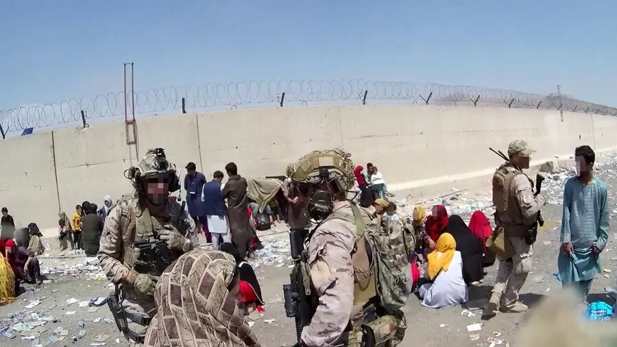 Varios militares del Mando de Operaciones Especiales del Ej&eacute;rcito de Tierra espa&ntilde;ol durante el trabajo de evacuaci&oacute;n en el aeropuerto de Kabul, en agosto de 2021, en Kabul, (Afganist&aacute;n)