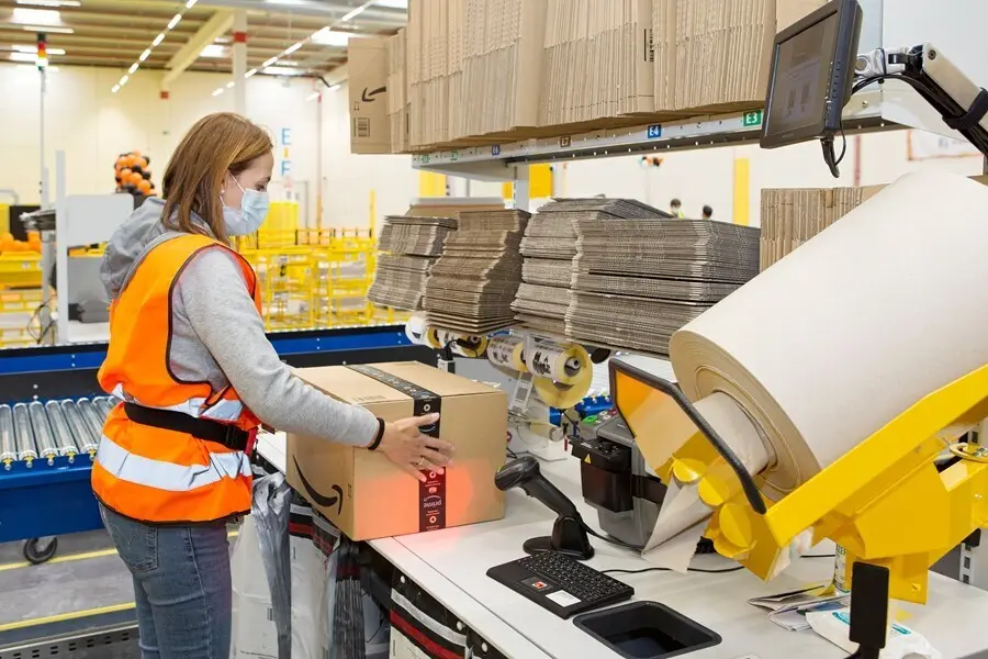 Archivo - Trabajadores de Amazon en el centro log&iacute;stico