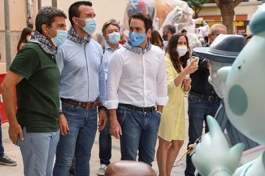El presidente del PP, Teodoro Garc&iacute;a Egea, junto a responsables de la formaci&oacute;n en la Comunitat Valenciana durante su visita este mi&eacute;rcoles a la Falla del Pilar de Val&egrave;ncia, coincidiendo con el inicio de los actos falleros de 2021. 
