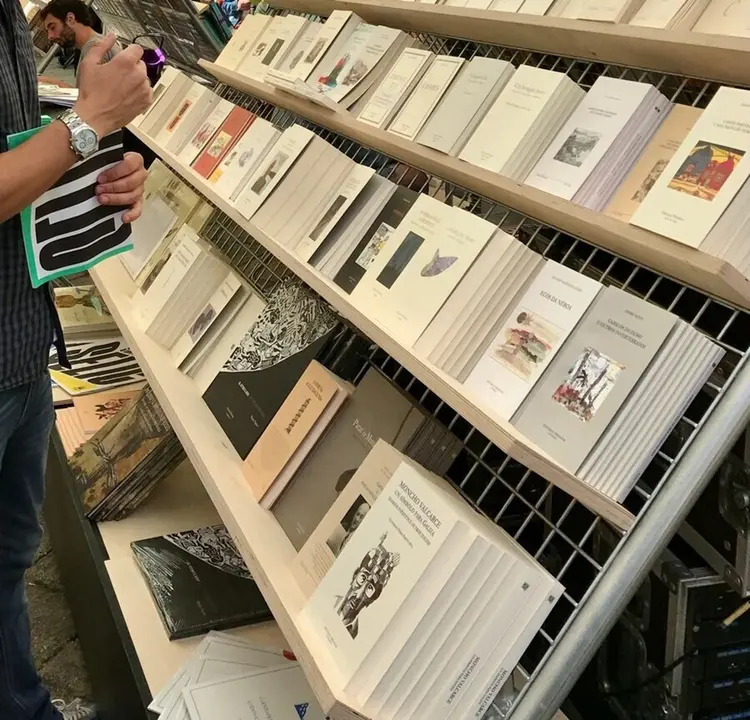 Un asistente a la primera edici&oacute;n de la Selic, Semana do Libro de Compostela, en la Praza da Quintana