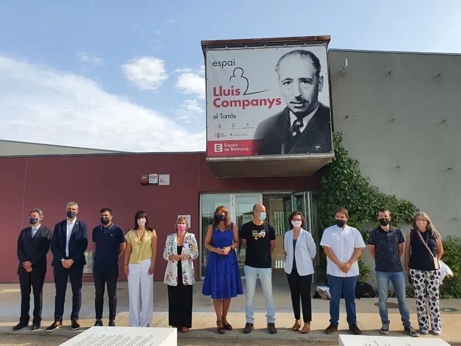 Los miembros de la Mesa del Parlament y representantes del Ayuntamiento de Tornabous (Lleida) en el Espai Llu&iacute;s Companys, donde se ha celebrado la primera reuni&oacute;n de la Mesa de este curso pol&iacute;tico.