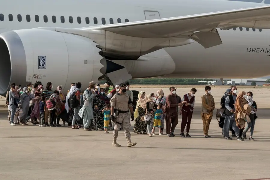 Ciudadanos afganos que huyen de los talib&aacute;n, a su llegada a la base a&eacute;rea de Torrej&oacute;n de Ardoz (Madrid) procedentes de Afganist&aacute;n.