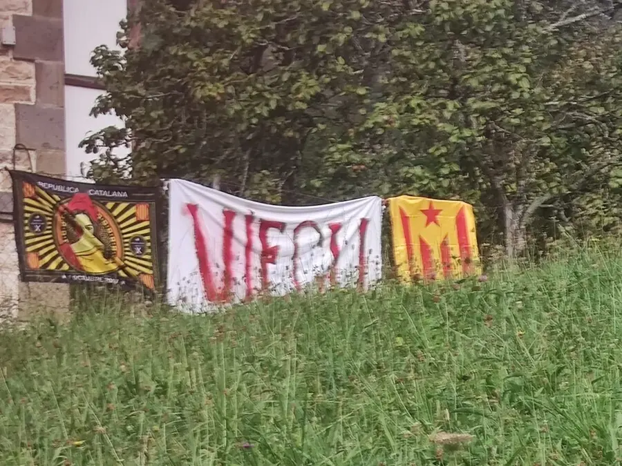 Pancartas republicanas catalanas frente a la casa de Roc&iacute;o Monasterio