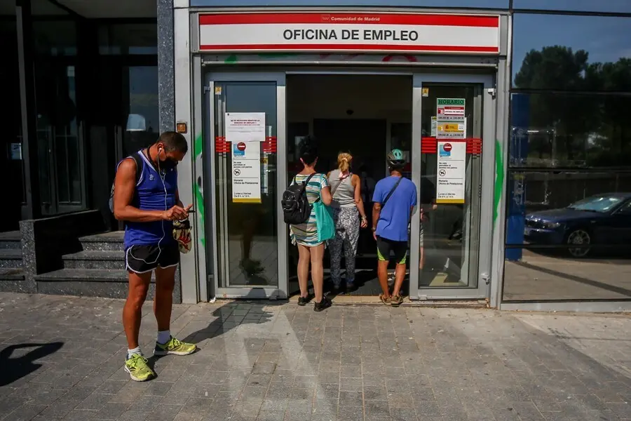 Varias personas esperan a entrar a una oficina del SEPE de Puerta del &Aacute;ngel, el d&iacute;a en el que se han presentado los datos de paro registrado y de afiliaci&oacute;n a la Seguridad Social correspondientes al mes de julio, a 3 de agosto de 2021, en Madrid, (Espa&ntilde;a)