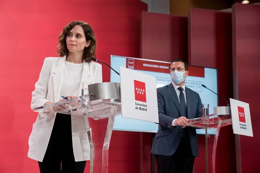 La presidenta de la Comunidad de Madrid, Isabel D&iacute;az Ayuso y el consejero de Econom&iacute;a, Hacienda y Empleo del Gobierno regional, Javier Fern&aacute;ndez-Lasquetty, durante una rueda de prensa posterior a la reuni&oacute;n del Consejo de Gobierno