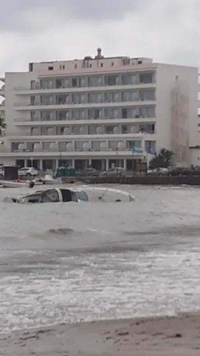 Un barco hundido frente a Es Canar, en Santa Eul&agrave;ria (Ibiza).