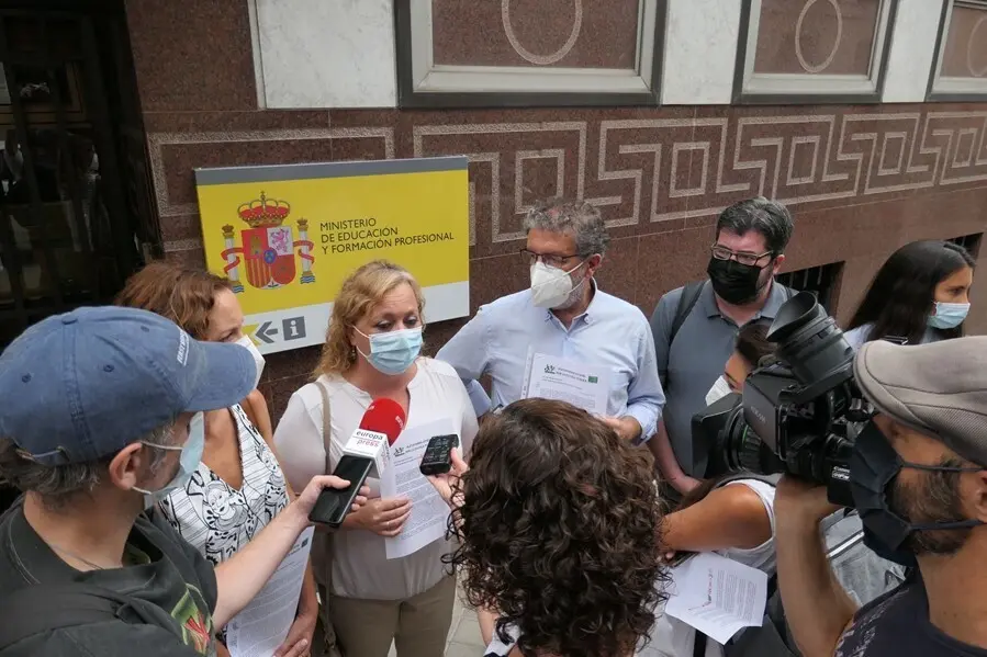 La Plataforma Estatal por la Escuela P&uacute;blica, en declaraciones a los medios este mi&eacute;rcoles 1 de septiembre frente al Ministerio de Educaci&oacute;n y FP, en Madrid