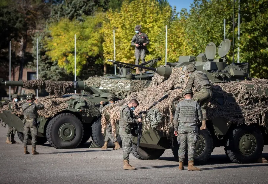 Archivo - Soldados de la Legi&oacute;n distribuidos en las inmediaciones del recinto donde se encuentran aparcados los tanques en el Campamento de Ronda, M&aacute;laga, Andaluc&iacute;a, (Espa&ntilde;a), a 7 de octubre de 2020. Los veh&iacute;culos, -modelos Centauro, VEC y VERT-, son cara