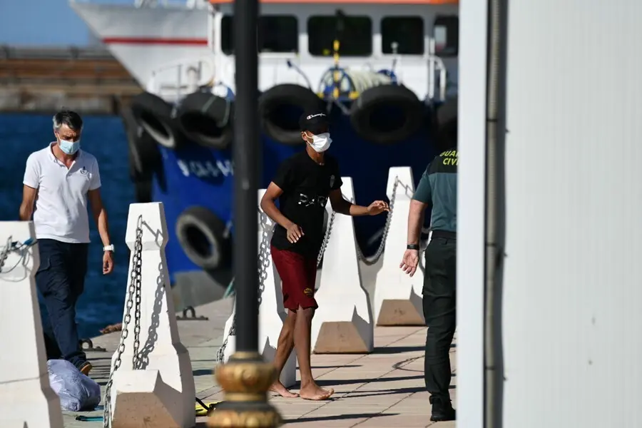 Uno de los migrantes rescatados por la embarcaci&oacute;n de Salvamento Mar&iacute;timo