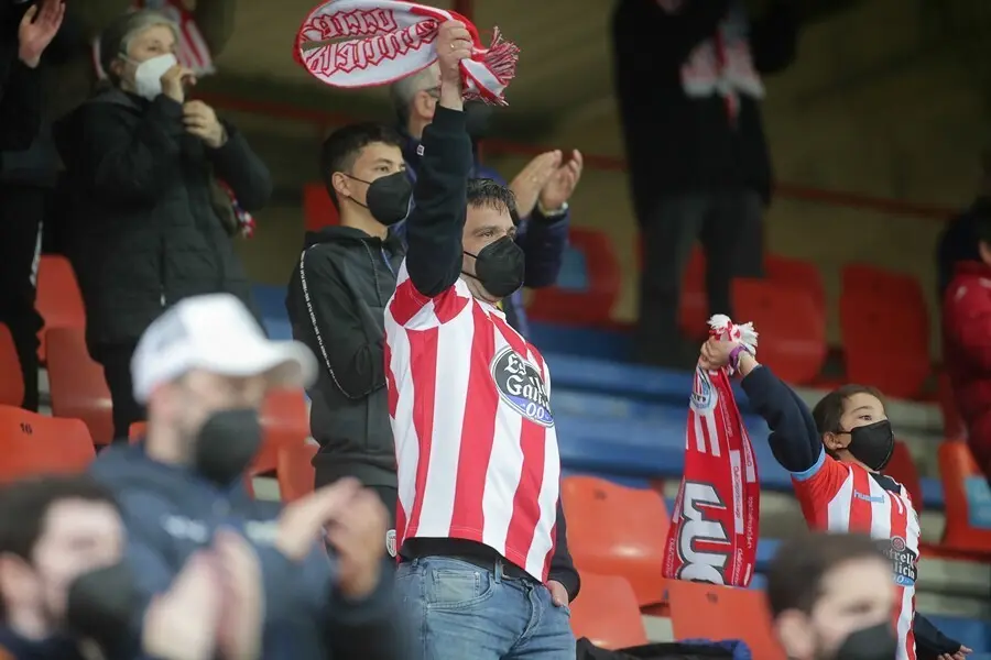 Archivo - Varios aficionados, en las gradas del estadio &Aacute;ngel Carro, durante un partido de Segunda Divisi&oacute;n entre el Club Deportivo Lugo y el Mirand&eacute;s, a 15 de mayo de 2021, en Lugo, Galicia (Espa&ntilde;a).   